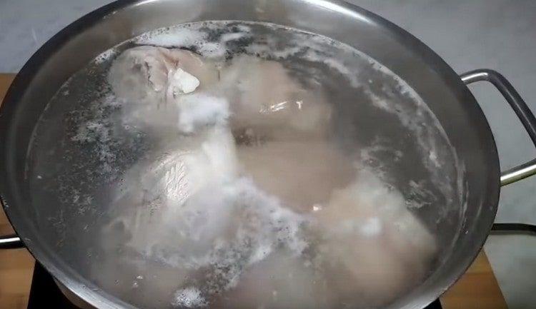 Първият бульон трябва да се изцеди.