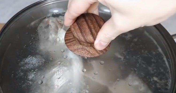 Покриваме бульона с капак и оставяме да къкри на минимален огън.