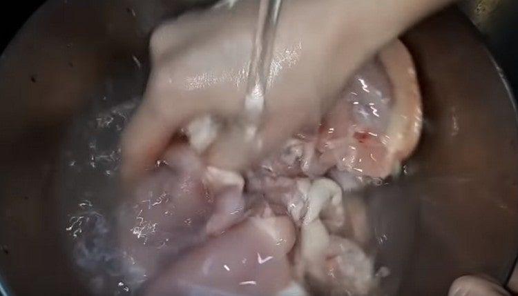 Изплакнете добре пилешките бедра.