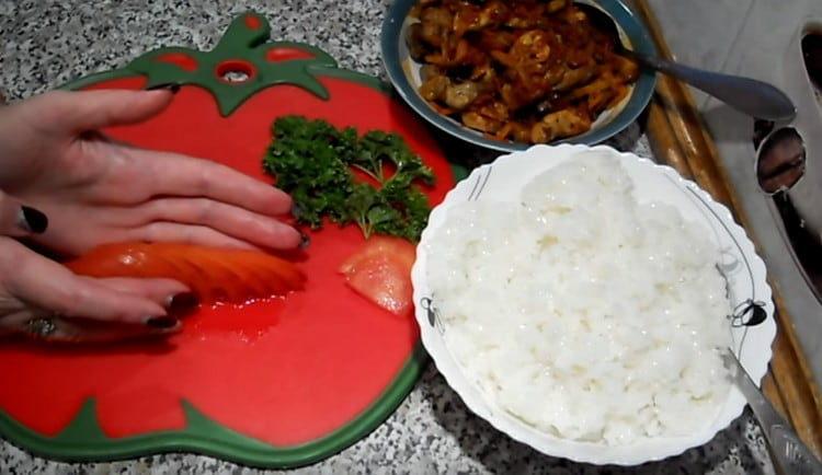 Skär tomaten i tunna skivor.