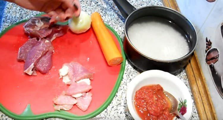 Skär köttet i bitar.