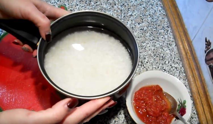 Skölj väl och blötlägg i vatten.