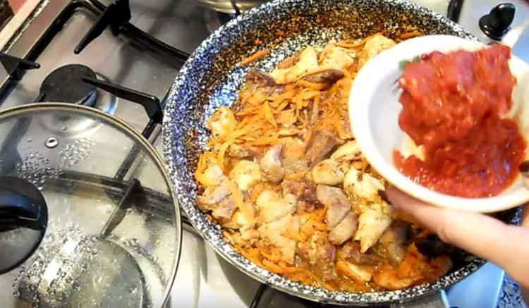 Tillsätt lite vatten och tomatpuré i pannan.