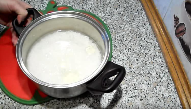 Vi häller vatten från ris, häller ett nytt och lät koka.