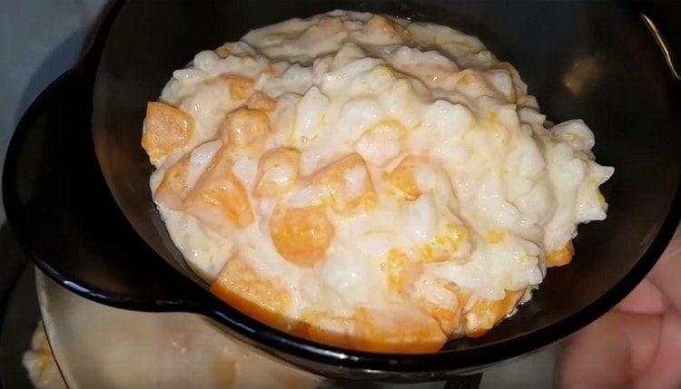 La bouillie de riz avec citrouille est prête.