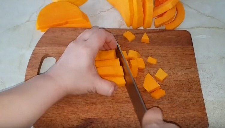 Nous nettoyons la citrouille et coupons en morceaux.