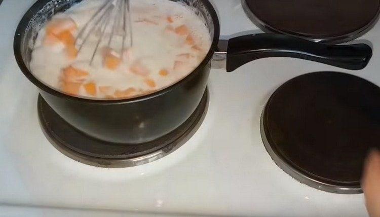 mettre la citrouille dans le lait bouillant, ajouter le sel et le sucre.