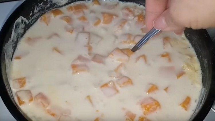 Retirez le porridge de la cuisinière et retirez la mousse de lait.