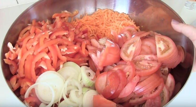 Nakrájejte veškerou zeleninu.