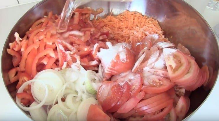 Přidejte zeleninu, sůl, cukr, rostlinný olej.