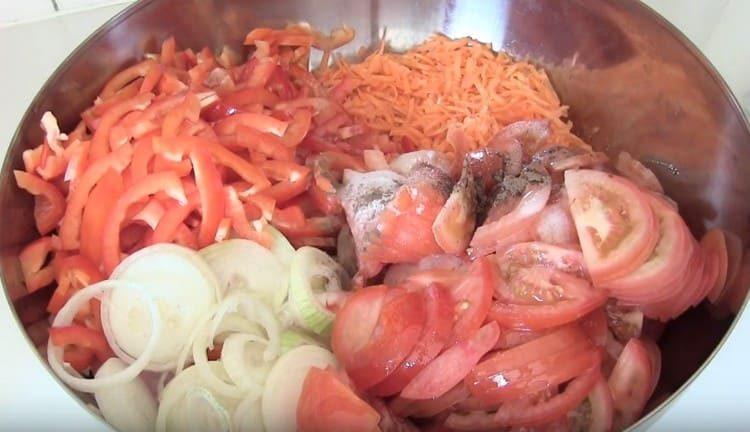 Přidejte mletý pepř a ocet.