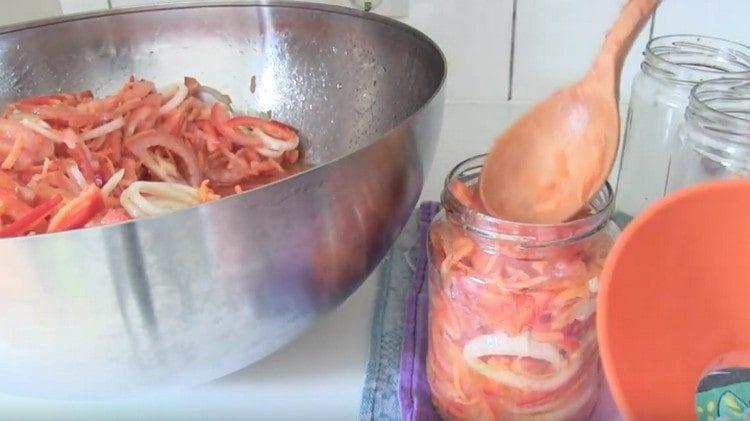 Salát jsme dali do čistých nádob.