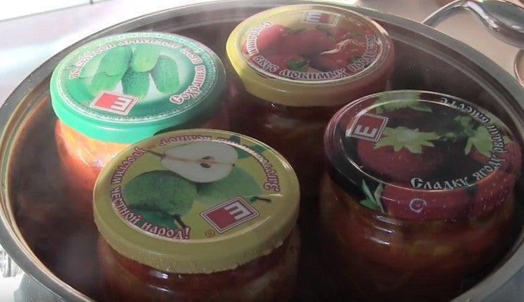 Nádoby sterilizujeme salátem.