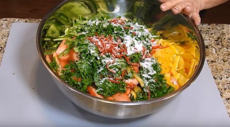 Adicione sal e misture todos os legumes.