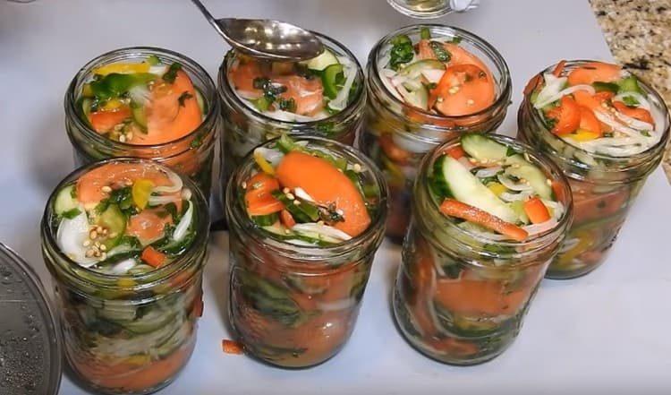 Adicione coentro, vinagre e óleo vegetal a cada frasco.