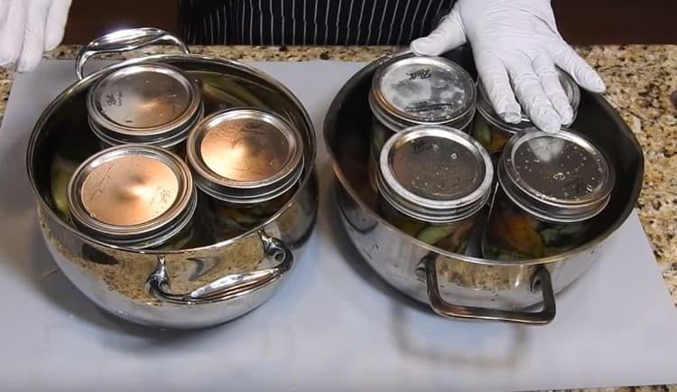 Colocamos os bancos na panela.