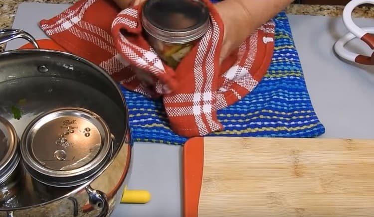 Após a esterilização, aperte bem as tampas das margens.