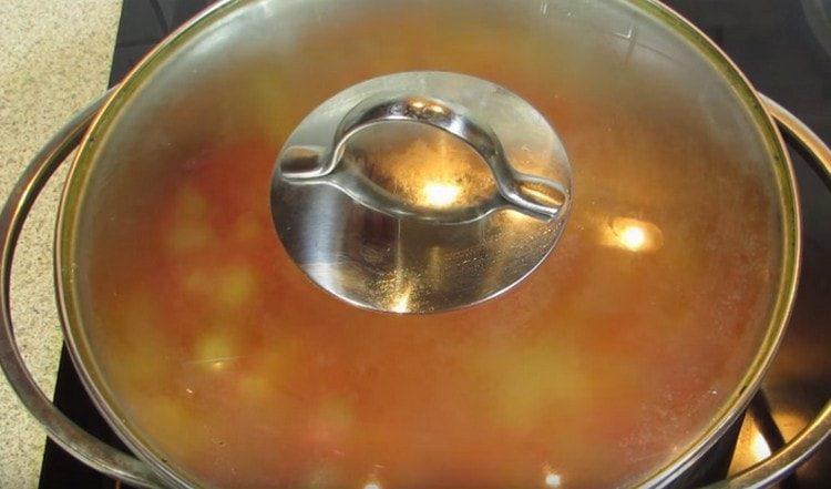 Aduceți amestecul la fiert sub capac și opriți-l.