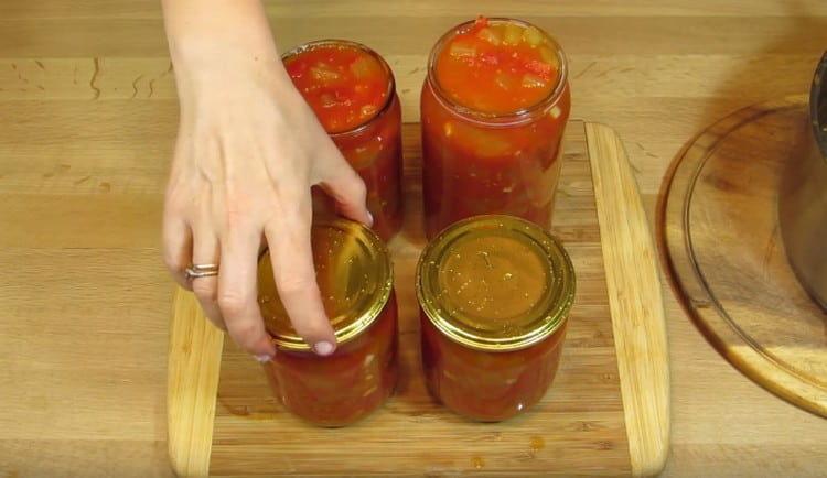 puneți salata în borcane sterilizate.