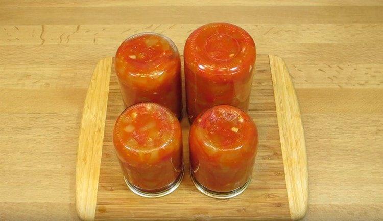 O astfel de salată de dovlecei și ardei este perfect păstrată.