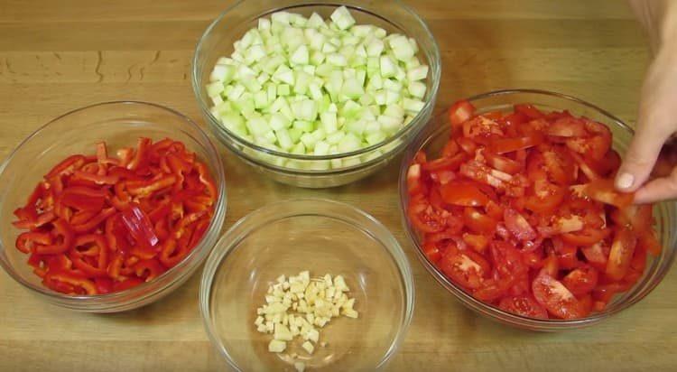 Tăiați toate legumele.