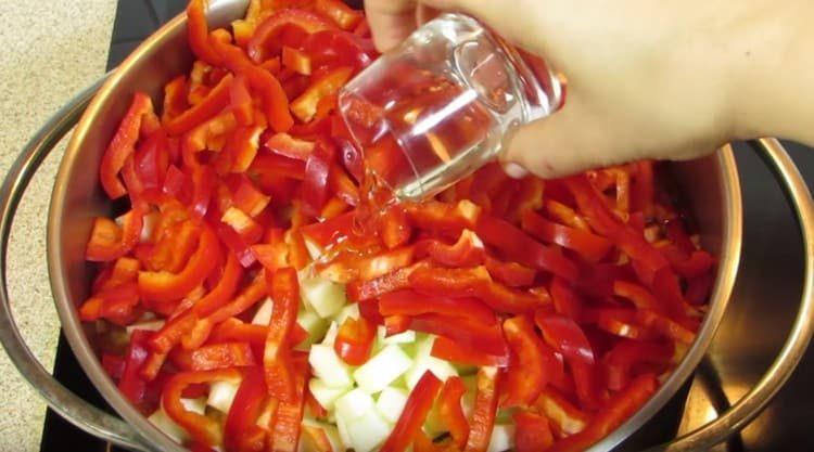 Adăugați ulei vegetal și amestecați totul.