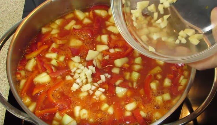 Adăugați usturoiul în tigaie.