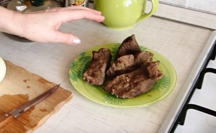 Черният дроб първо трябва да се свари.