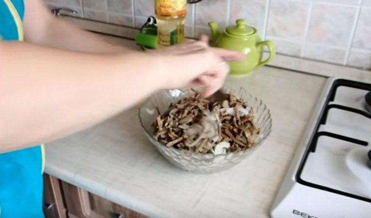 Смесете салатата.