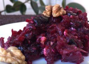 Pregătim o salată delicată de sfeclă conform unei rețete pas cu pas cu o fotografie.