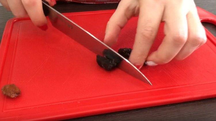 Nous coupons des pruneaux.