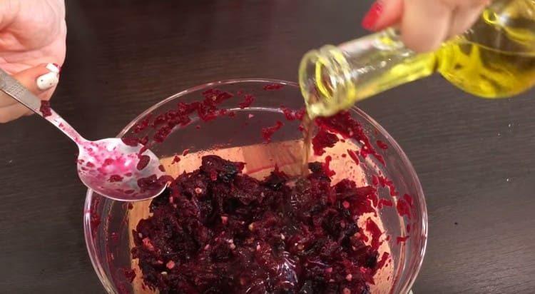 Assaisonner la salade avec de l'huile d'olive.