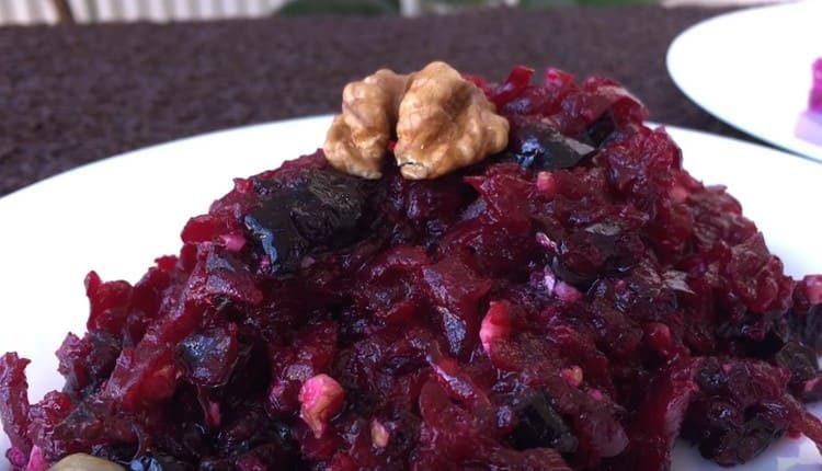 Une salade de betterave légère est prête.