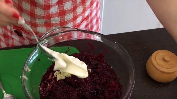 Ajouter la mayonnaise, le sel.