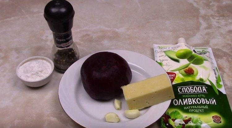 Cal remenar i pelar la remolatxa.