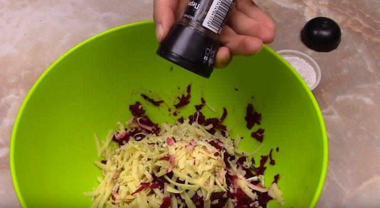 Afegiu sal i pebre a l’amanida.