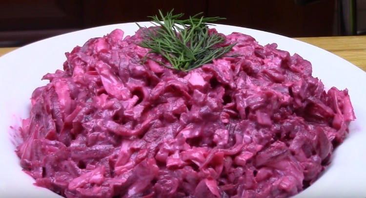 La nostra amanida de remolatxa amb alls està a punt.