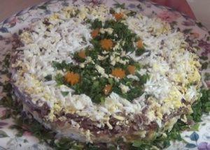 Preparamos uma deliciosa salada de fígado de porco de acordo com uma receita passo a passo com uma foto.