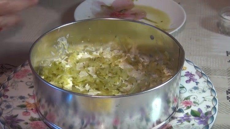 Vi spreder de hakkede agurker.