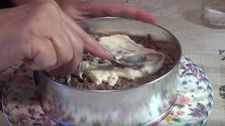 Spred den resterende lever igen og fedt den med mayonnaise.