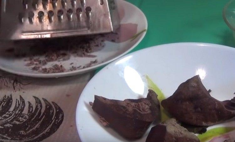 Vi skærer leveren i stykker, koger indtil de er møre og derefter tre på et rivejern.