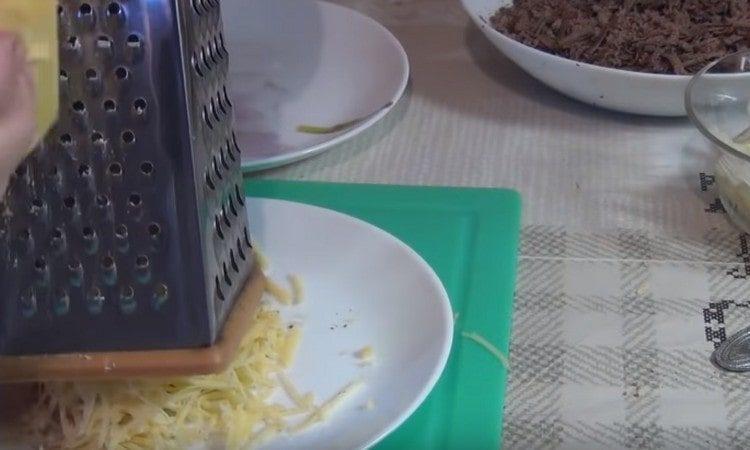 Riv hård ost.