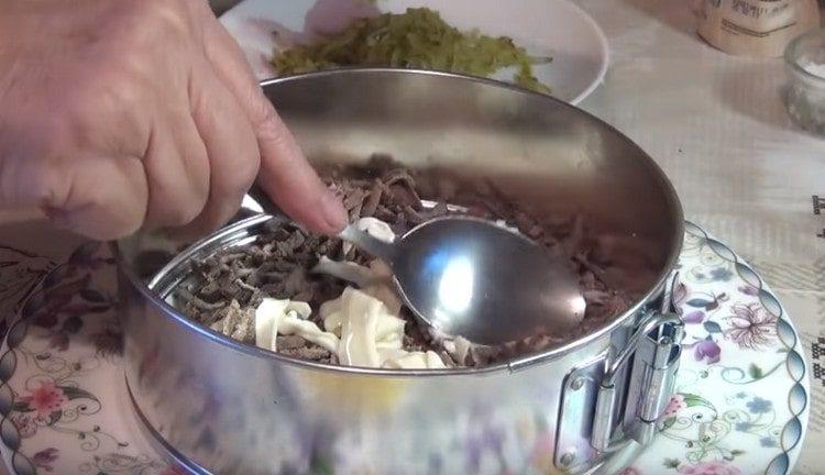 spred den første leverhalvdel af leveren, fedt med mayonnaise.