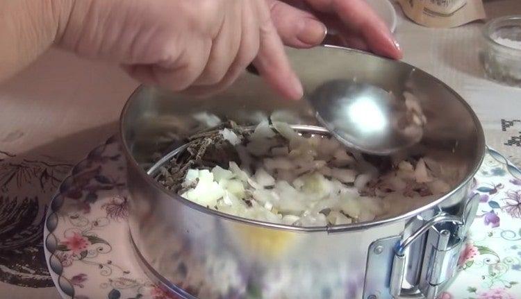 Læg hakket løg.