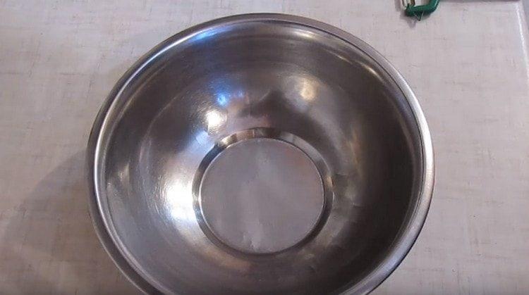 מכינים קערה לסלט.