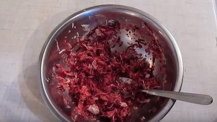 אנו מנגבים את הגזר ומערבבים את כל הירקות.