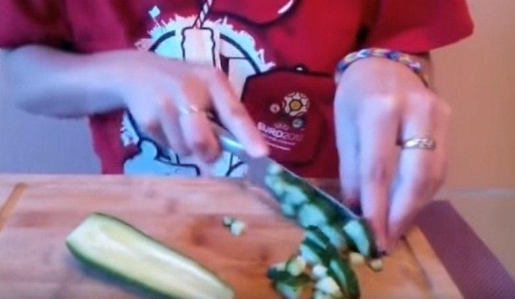 tallem el cogombre a un cub.