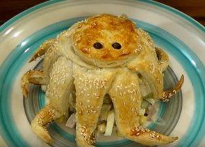 Pregătim o salată originală în partea de jos conform unei rețete pas cu pas cu o fotografie.