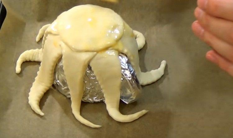 déposer sur un cercle de pâte et graisser avec un œuf.