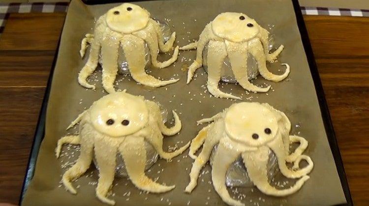 Nous exposons les tasses de la pièce à la plaque de cuisson.